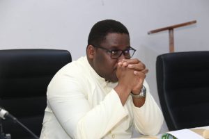 Plusieurs personnes m'ont interpellé, d'autres sont venus à l'IAJP pour relever notre silence sur la question pendant que notre thème d'année s'illustre à travers ce sinistre humain. Ces compatriotes-là ont raison d'interpeller l'IAJP qui consacre ses réflexions de cette année 2024 à l'Afrique au carrefour d'un thème très significatif : "la coopération internationale et les défis contemporains en Afrique". Nous sommes au second trimestre de nos activités et nous voilà confrontés à la réalité concrète d'un des maux que nos mots présents ne peuvent exprimer à la hauteur de la tragédie désespérante. Ce débilitant tournant existentiel est la conséquence honteuse d'un dernier espoir déchu.