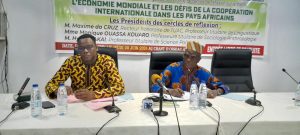 Après la conférence sociale du 18 avril et le panel sous forme de débat tenu le 16 mai dernier, les responsables de l'Institut des Artisans de Justice et de Paix (IAJP) ont organisé ce jeudi 20 juin 2024 un carrefour sous forme de cercles de réflexion. Ces assises qui ont eu lieu au Chant d'Oiseau à Cotonou marquent en effet le dernier acte des activités de l'IAJP au titre du second trimestre de l'année 2024. Placés sur le thème «L'économie mondiale et les défis de coopération internationale dans les pays africains », les travaux de la rencontre ont été conduits par les éminents professeurs Maxime da Cruz; Hygin Kakaï et Monique Ouassa Kouaro.