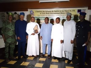 Pour mieux  appréhender la nature  de la coopération entre l'Afrique et le reste du monde et jauger avec justesse les avantages tirés en la matière par le continent noir, les responsables de l'Institut des Artisans de Justice et de Paix (IAJP) ont organisé le jeudi 22 août 2024 un débat sous forme de panel. Cette rencontre, devenue une tradition, s'est tenue au Chant d'Oiseau à Cotonou et a réuni autour de la table d'éminentes personnalités. Il s'agit des honorables députés à l'Assemblée nationale, Éric Houndété, Premier Vice-président du parti Les Démocrates et  Nassirou Arifari Bako. La troisième voix et pas des moindres est le Docteur Révérend Père Damien Bokossa, Formateur au Grand Séminaire Saint Paul de Djimè.