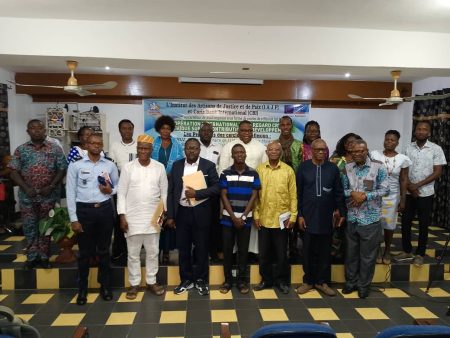 Les responsables de l'Institut des Artisans de Justice et de Paix (IAJP) ont organisé le jeudi 19 septembre 2024 un cercle de réflexion au Chant d'Oiseau à Cotonou. Au cours de cette rencontre, plus d'une centaine de participants ont été conviés pour opiner sur la thématique « La coopération internationale: Un regard critique et éthique sur sa contribution au développement ». Qu'il soit universitaire, acteur politique ou membre de la Société Civile, chacun des participants n'a ménagé aucun effort pour proposer de pertinentes pistes solutions afin de faire occuper à l'Afrique d'ici quelques années, une place de choix dans le concert des nations et de lui faire jouir au vrai sens du mot les avantages de la coopération internationale. Les travaux des assises se sont déroulés en trois différents groupes sous la coordination des Professeurs Maxime da Cruz, Recteur honoraire de l'Université d'Abomey-Calavi; Monique Ouassa Kouaro, Professeure titulaire de sociologie anthropologie et Hygin Kakaï, Professeur titulaire de science politique.
