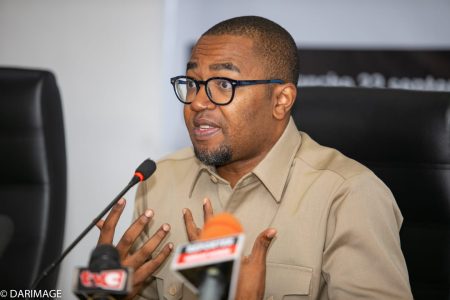 Ancien Conseiller Juridique du ministre de l'Économie et des Finances, Me Thierno Olory-Togbé était face à la jeunesse béninoise ce dimanche 22 septembre 2024. C'est à la faveur d'une séance d'échanges à cœur ouvert tenue au Chant d'Oiseau à Cotonou. Pendant plus de deux heures d'horloge, cet avocat, lui-même fils d'avocat, a partagé ses propres expériences de vie et prodigué de sages conseils à l'assistance.