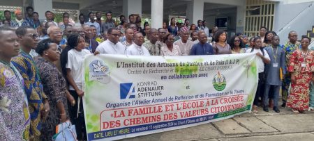 Comme il est de coutume depuis plusieurs années, les responsables de l'IAJP ont organisé le vendredi 13 septembre 2024, un atelier de réflexion et de formation au profit de la jeunesse béninoise. Ces assises, tenues au Chant d'Oiseau à Cotonou, ont consacré la 9e édition de cette initiative appuyée par la Fondation Konrad Adenauer et l'Université d'Abomey-Calavi. Ils sont environ une centaine de participants venus des structures publiques et privées des universités du Bénin, des associations et organisations de jeunesse à prendre part aux échanges. Plusieurs autorités politiques et autres cadres de l'administration publique béninoise ont marqué de leur présence cet important rendez-vous annuel de l'IAJP.
