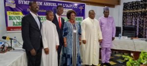 Démarrés le vendredi 22 novembre 2024 au Chant d'Oiseau à Cotonou, les travaux de la 22e édition du symposium annuel de l'Institut des Artisans de Justice et de Paix (IAJP) ont pris fin le samedi dernier. Deux jours d'intenses activités au cours desquels les  participants ont décortiqué la thématique «  Bonne gouvernance et lutte contre le terrorisme: Responsabilité des acteurs nationaux ». Politiques, hommes de Dieu, universitaires, membres de la Société Civile; tous ont rallié cette noble cause portée par l'IAJP et soutenue par la Fondation Konrad Adenauer. Les assises ont pris fin sur une note de satisfaction avec en point d'orgue l'appel de l'IAJP qui invite l'État et tous les acteurs à jouer leurs partitions pour que les efforts de lutte contre le terrorisme portent réellement les fruits escomptés.