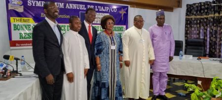 Démarrés le vendredi 22 novembre 2024 au Chant d'Oiseau à Cotonou, les travaux de la 22e édition du symposium annuel de l'Institut des Artisans de Justice et de Paix (IAJP) ont pris fin le samedi dernier. Deux jours d'intenses activités au cours desquels les  participants ont décortiqué la thématique «  Bonne gouvernance et lutte contre le terrorisme: Responsabilité des acteurs nationaux ». Politiques, hommes de Dieu, universitaires, membres de la Société Civile; tous ont rallié cette noble cause portée par l'IAJP et soutenue par la Fondation Konrad Adenauer. Les assises ont pris fin sur une note de satisfaction avec en point d'orgue l'appel de l'IAJP qui invite l'État et tous les acteurs à jouer leurs partitions pour que les efforts de lutte contre le terrorisme portent réellement les fruits escomptés.