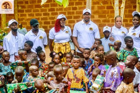 Comme dans plusieurs localités du Bénin, la fête de Noël a aussi battu son plein à Tori-Bossito ce mercredi 25 décembre 2024. À travers la troisième édition de "Spéciale fête de Noël à Tori", plus d'une centaine d'enfants du village Tori-Ayikpako ont vécu une ambiance festive dont ils garderont pendant très longtemps les souvenirs. Cet instant de pur bonheur marqué essentiellement par la distribution de jouets et de partage de repas aux mômes a été rendu possible grâce à l'important appui de la fondation Thierno OLORY-TOGBE.